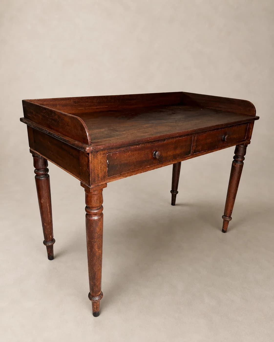 Mahoniehouten schrijftafel met opstaande rand