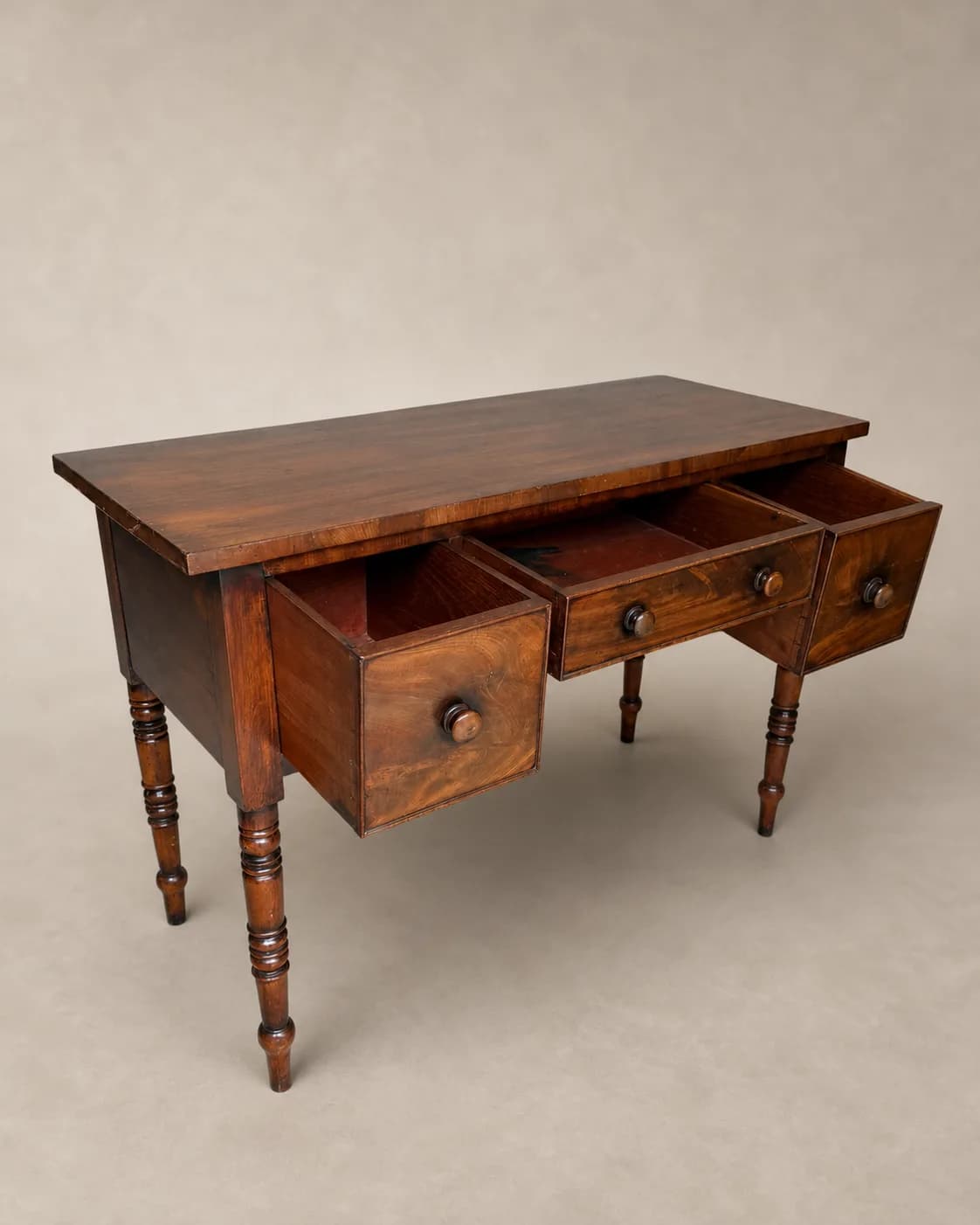 Mahoniehouten schrijftafel met vier laden