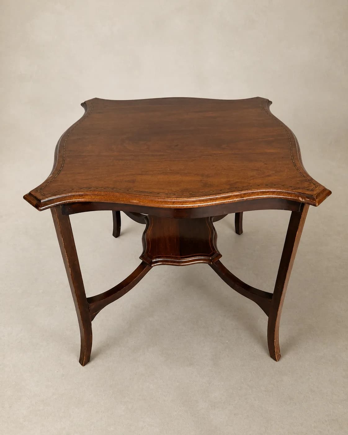 Mahoniehouten bijzettafel met gevormd blad