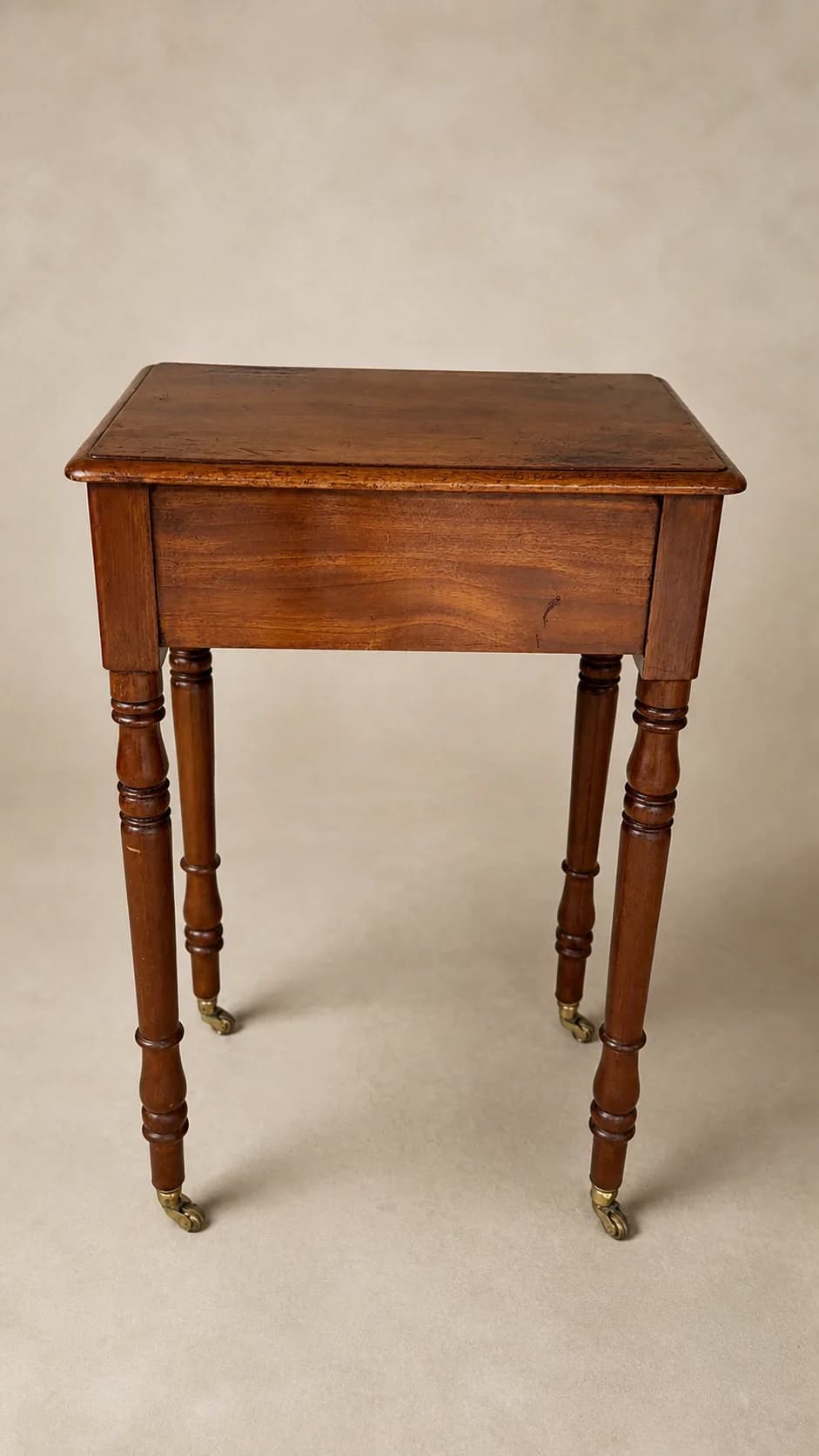 Mahoniehouten bijzettafel met één lade