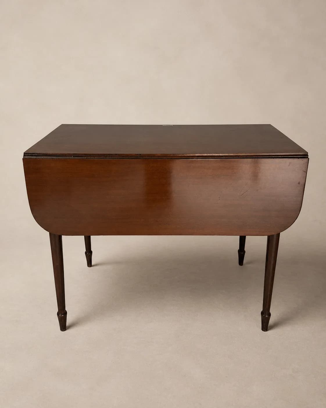 Ovale mahoniehouten tafel met neerklapbare bladen