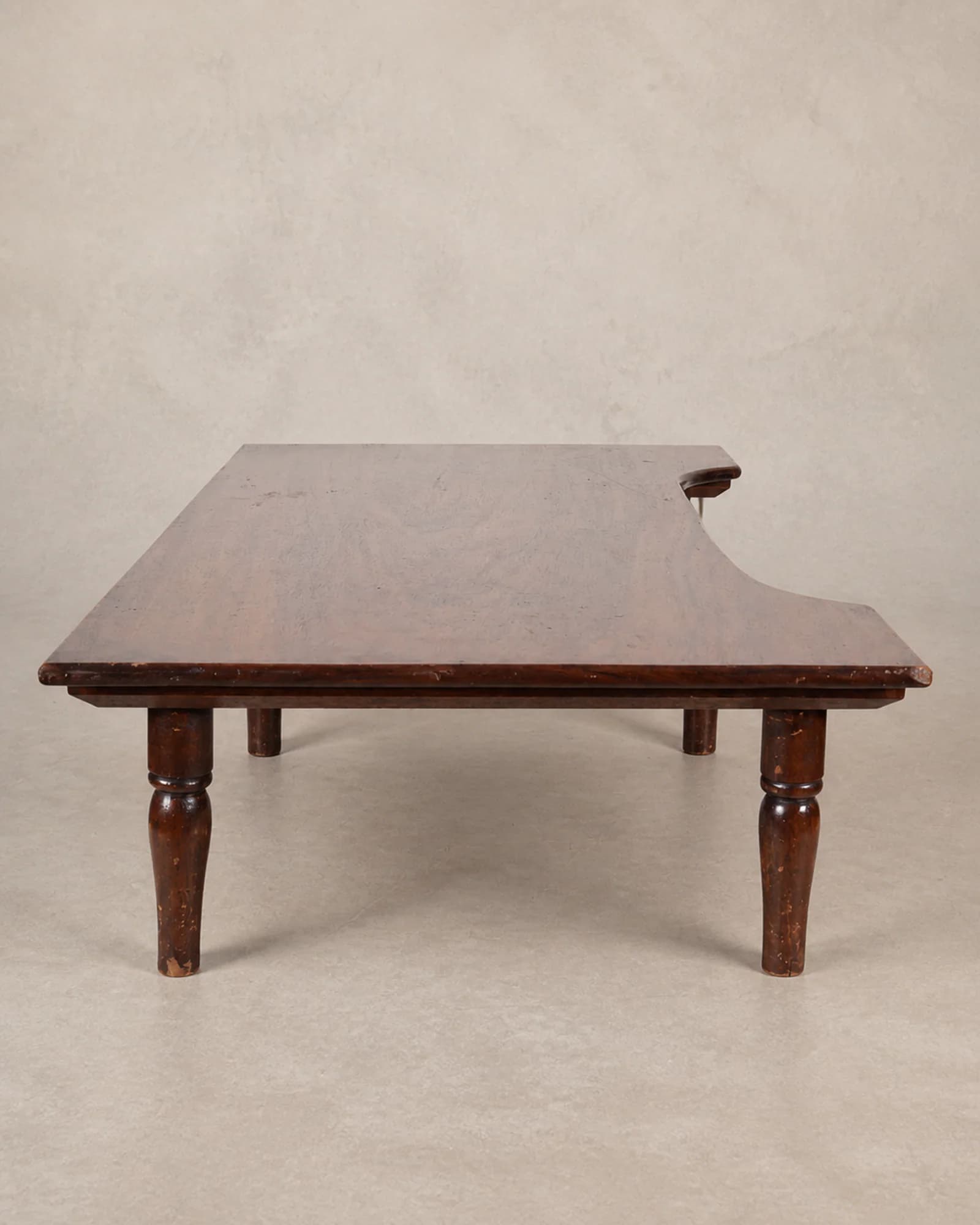 Lage mahoniehouten hoektafel, volledig aanzicht