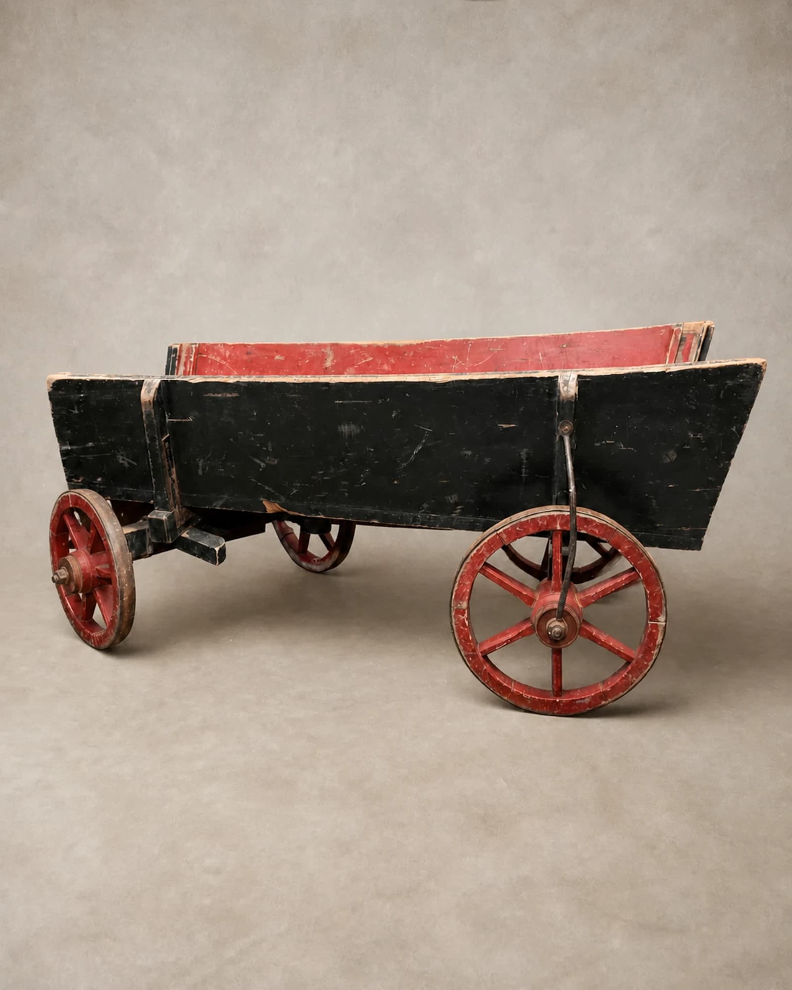Vintage houten speelgoedwagen, volledig aanzicht