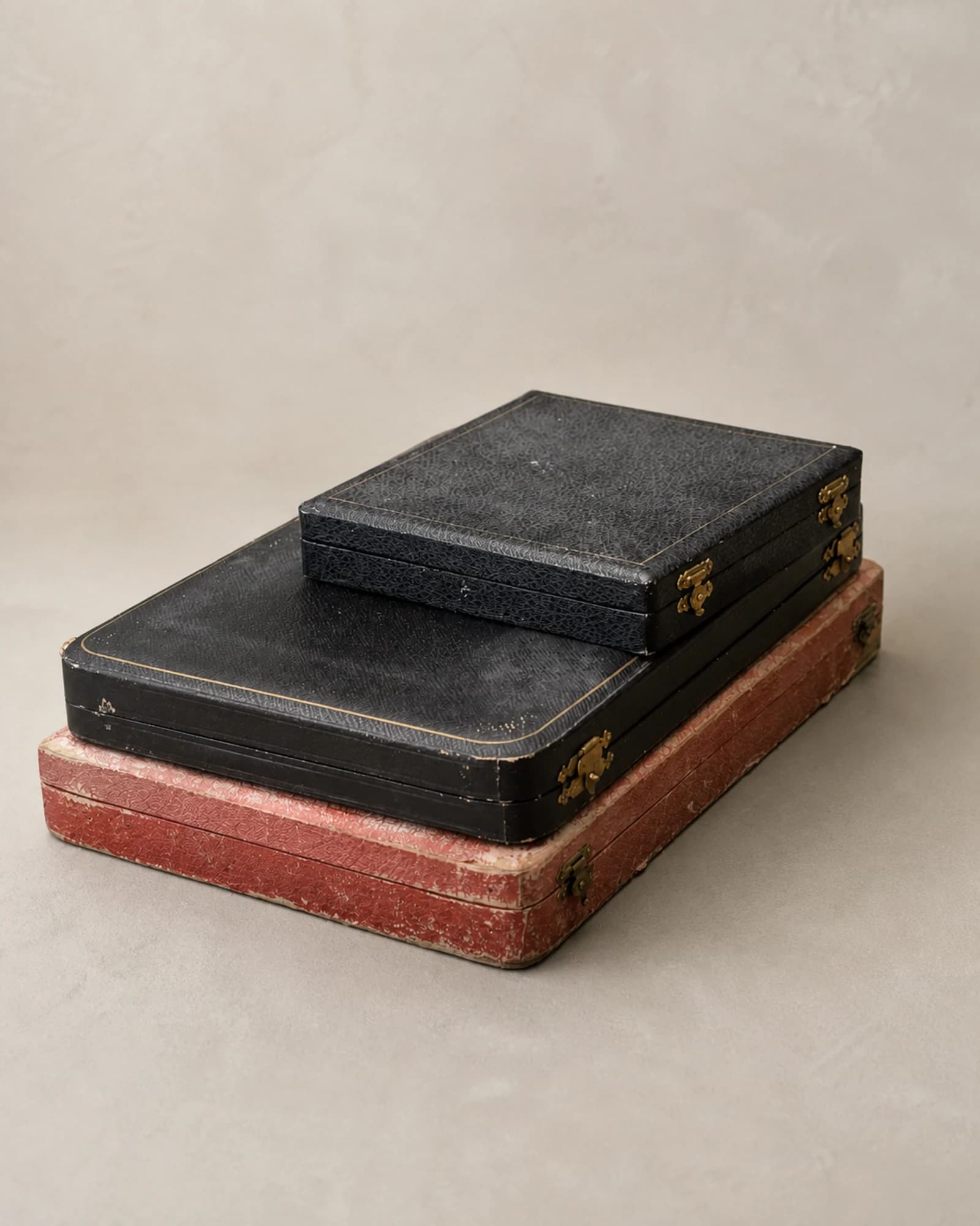 Set van drie vintage reiskoffers, volledig aanzicht