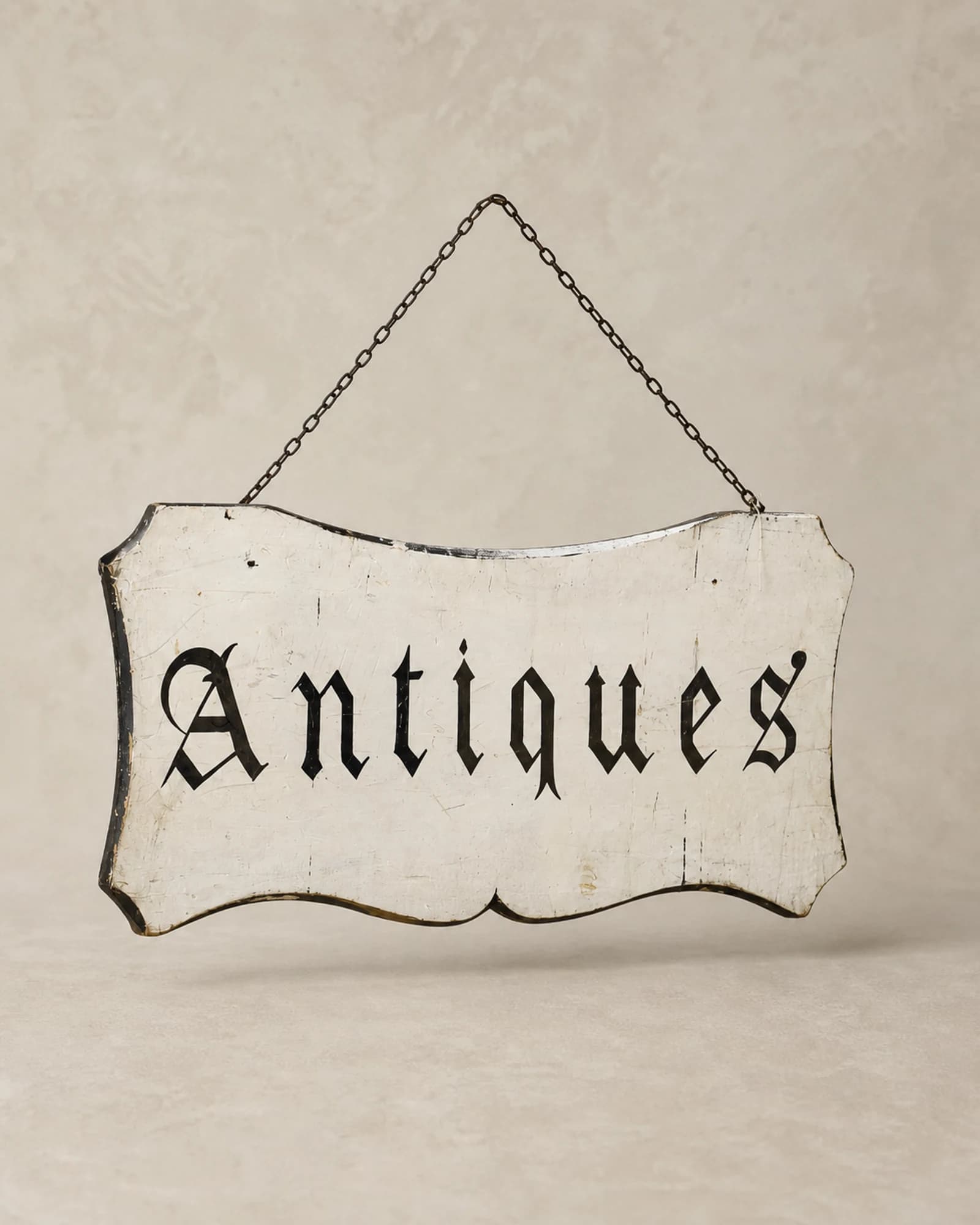 Handbeschilderd bord 'Antiques', volledig aanzicht