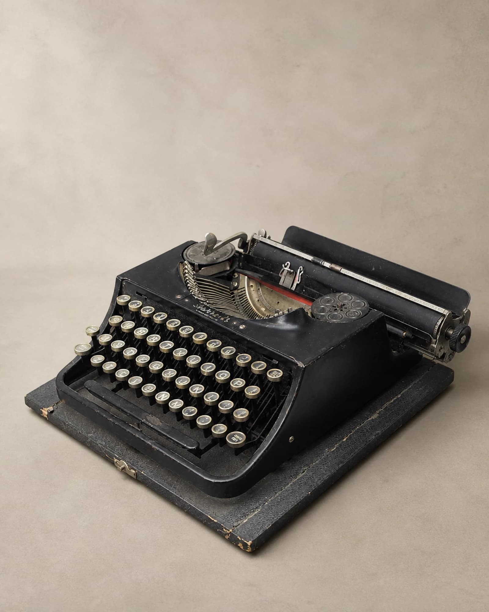 Zwarte vintage schrijfmachine, volledig aanzicht