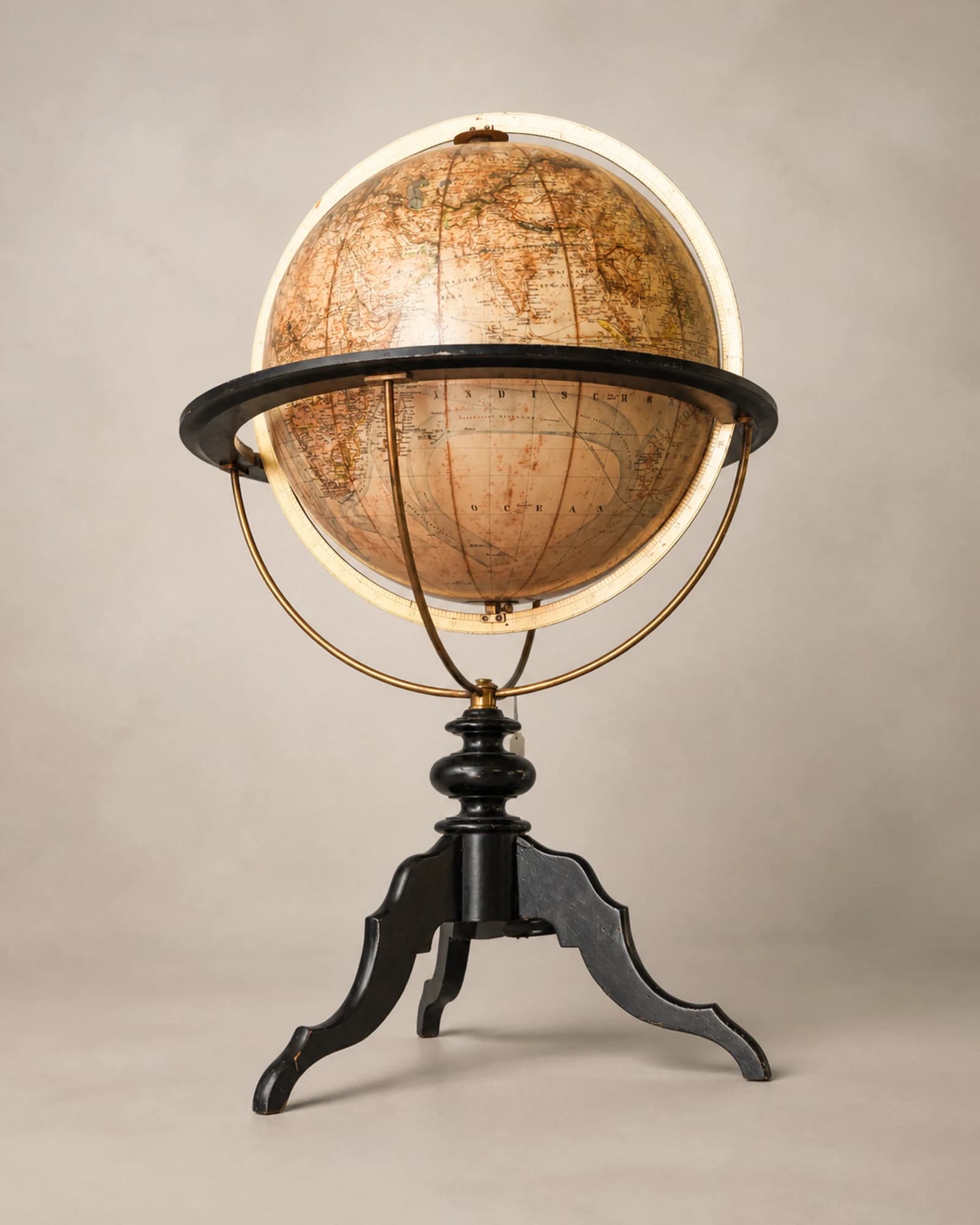 Grote globe op houten driepoot, volledig aanzicht