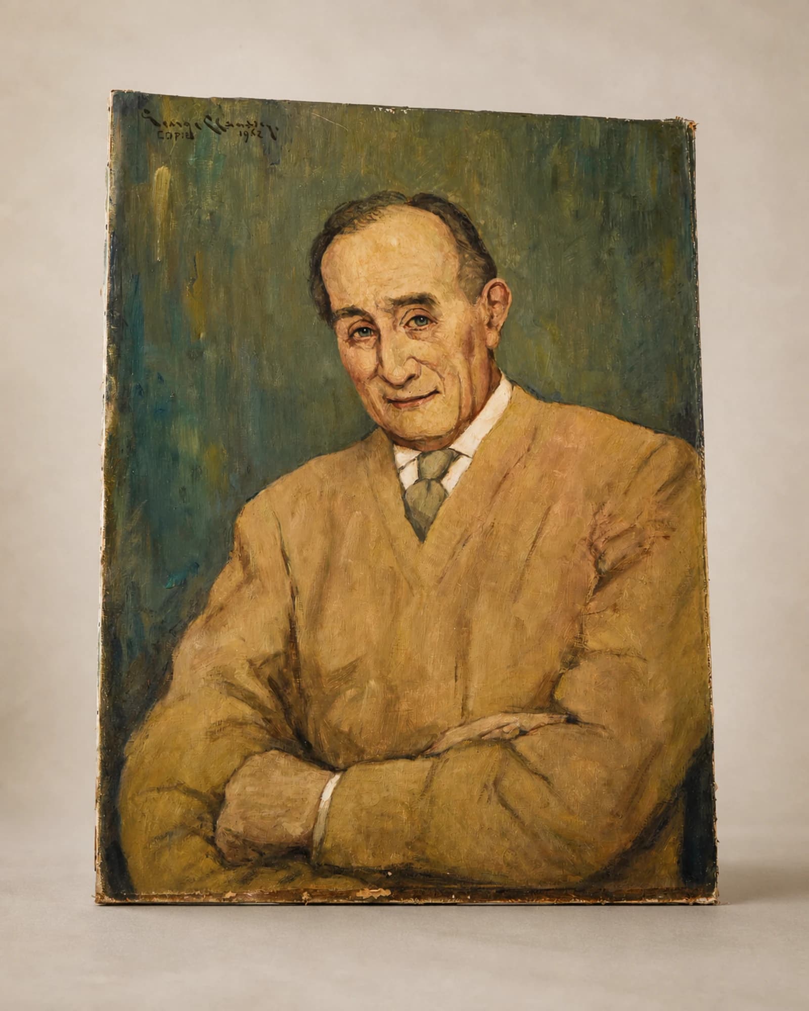 Portret van een heer in oker, volledig aanzicht