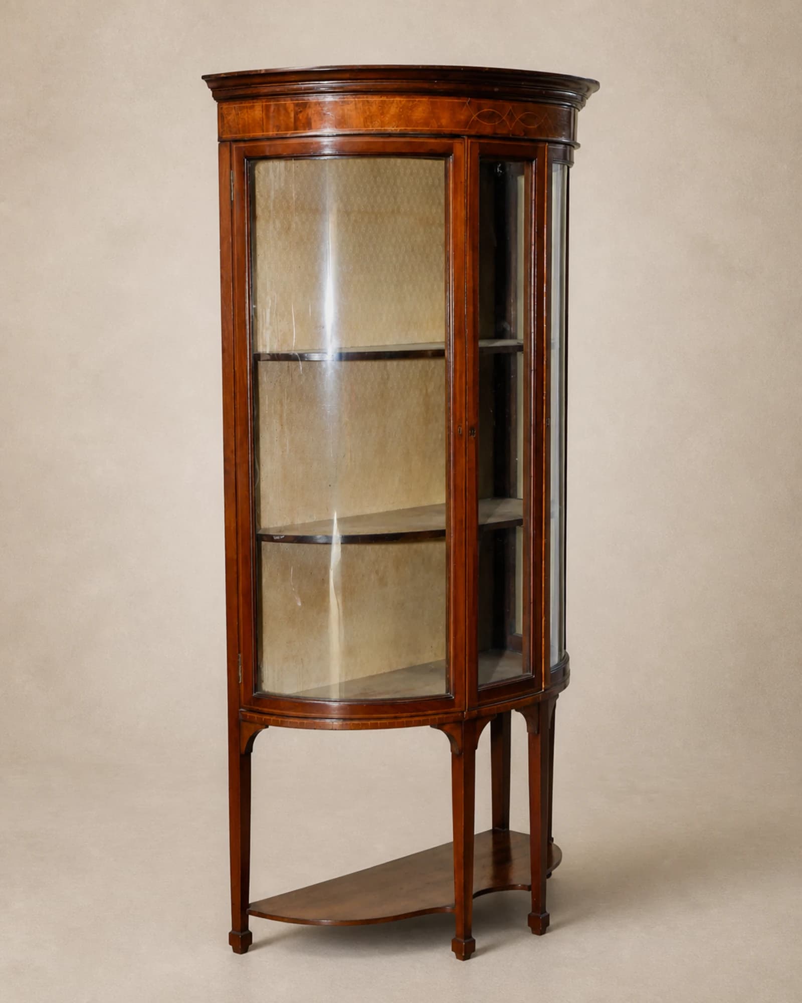 Slanke mahoniehouten hoekvitrine, volledig aanzicht