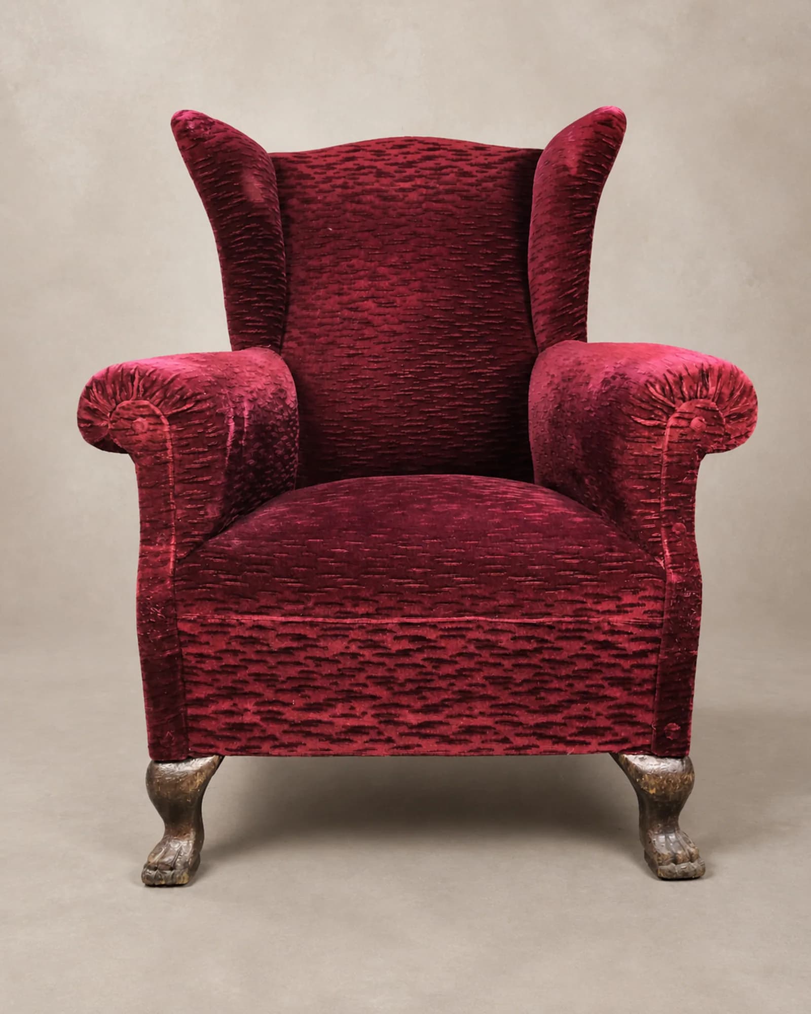 Karmozijnrode fauteuil met oren, volledig aanzicht