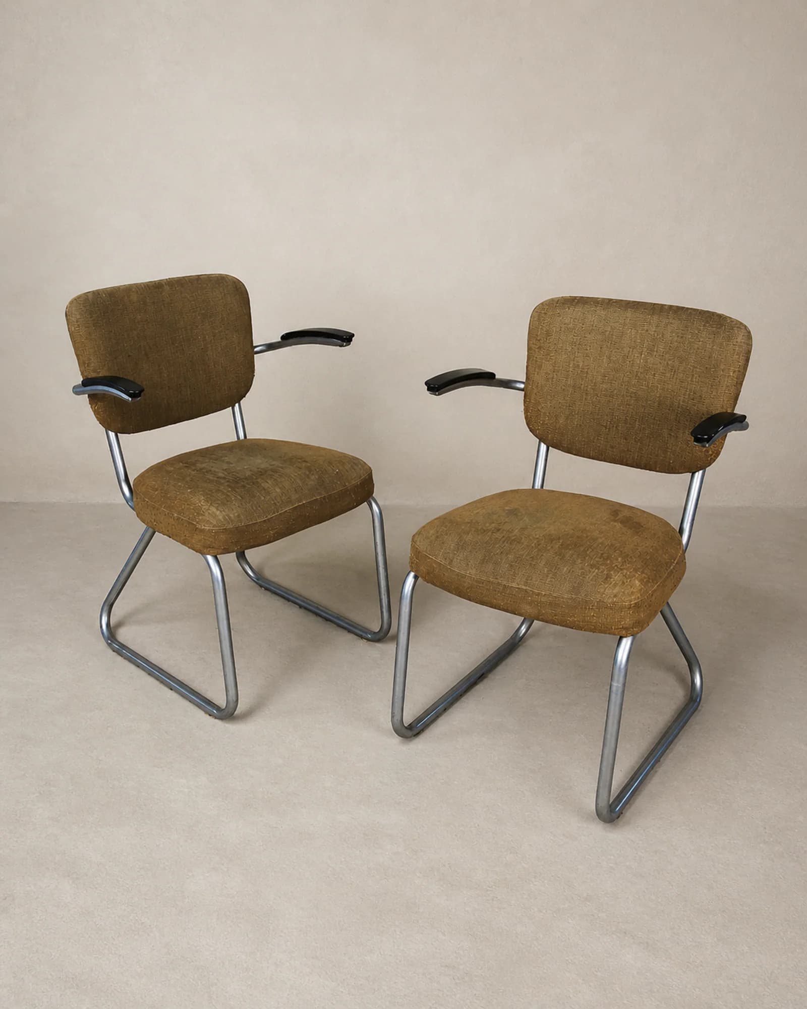 Paar buisframe fauteuiltjes in okergeel, volledig aanzicht