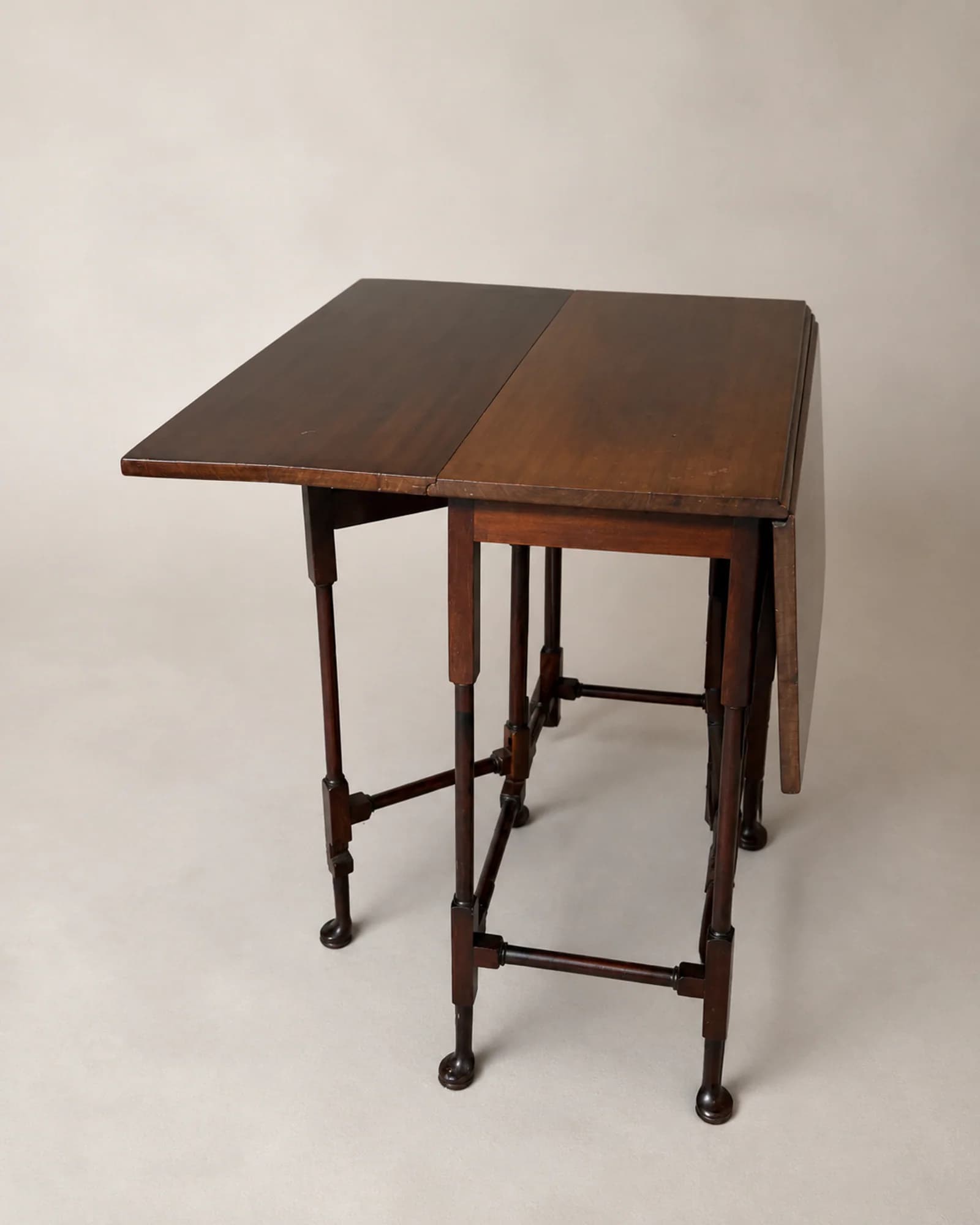 Mahoniehouten hekpoottafel met spinpoten, volledig aanzicht