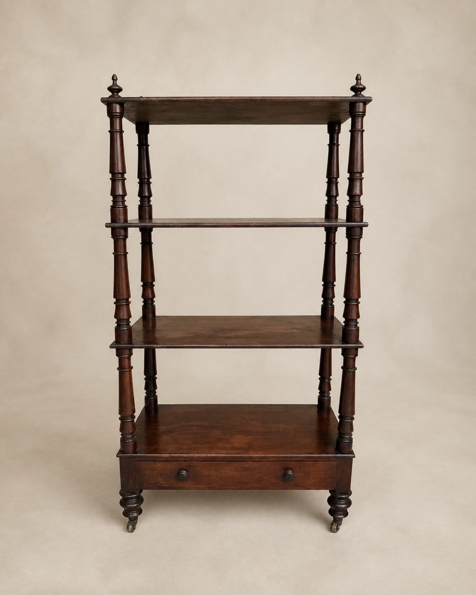 Vierdelige mahoniehouten etagere met lade, volledig aanzicht