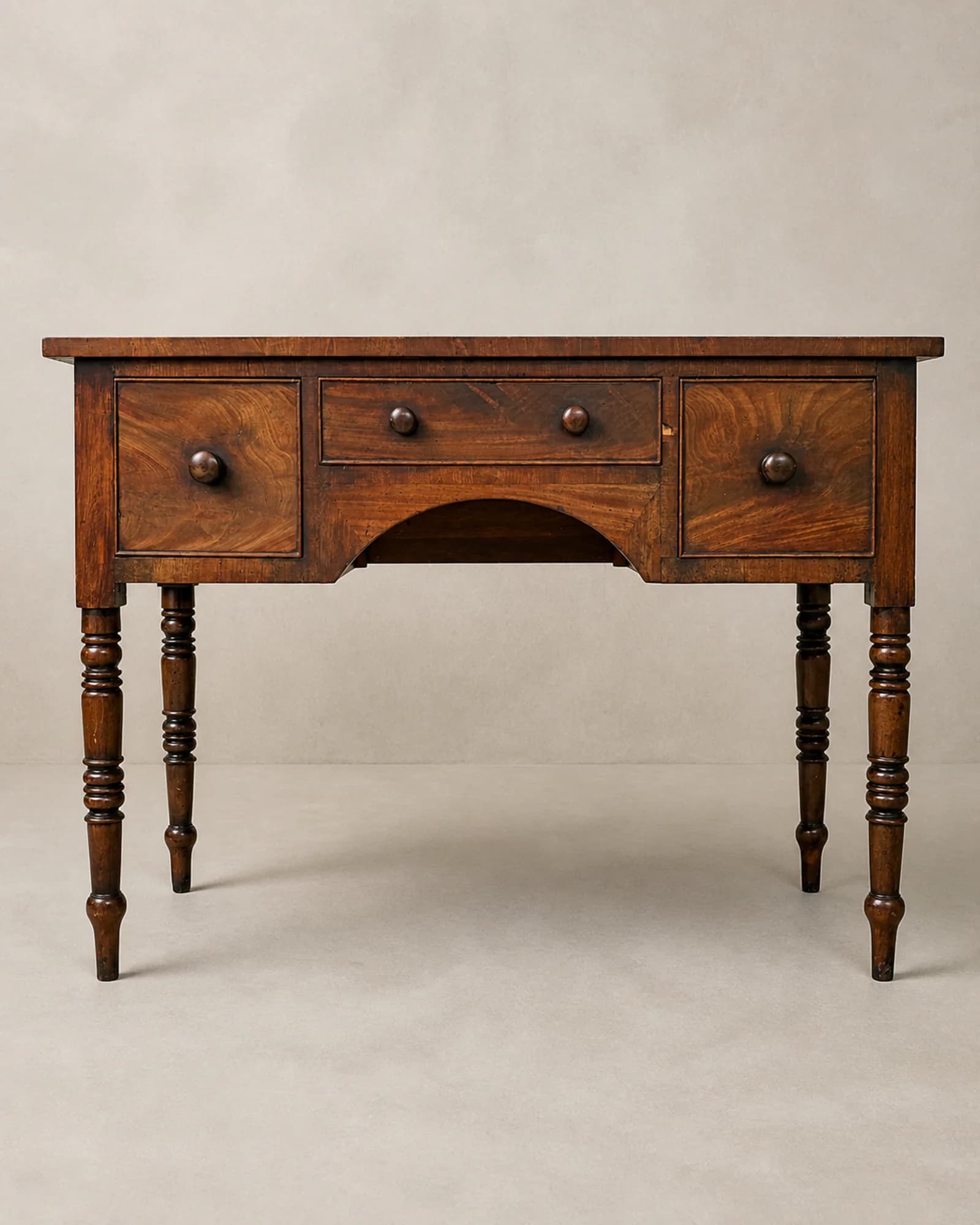 Mahoniehouten dressoir met drie laden, volledig aanzicht