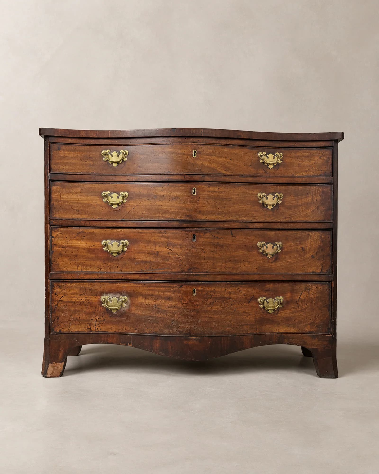 Mahoniehouten commode met gebogen front en vier laden, volledig aanzicht
