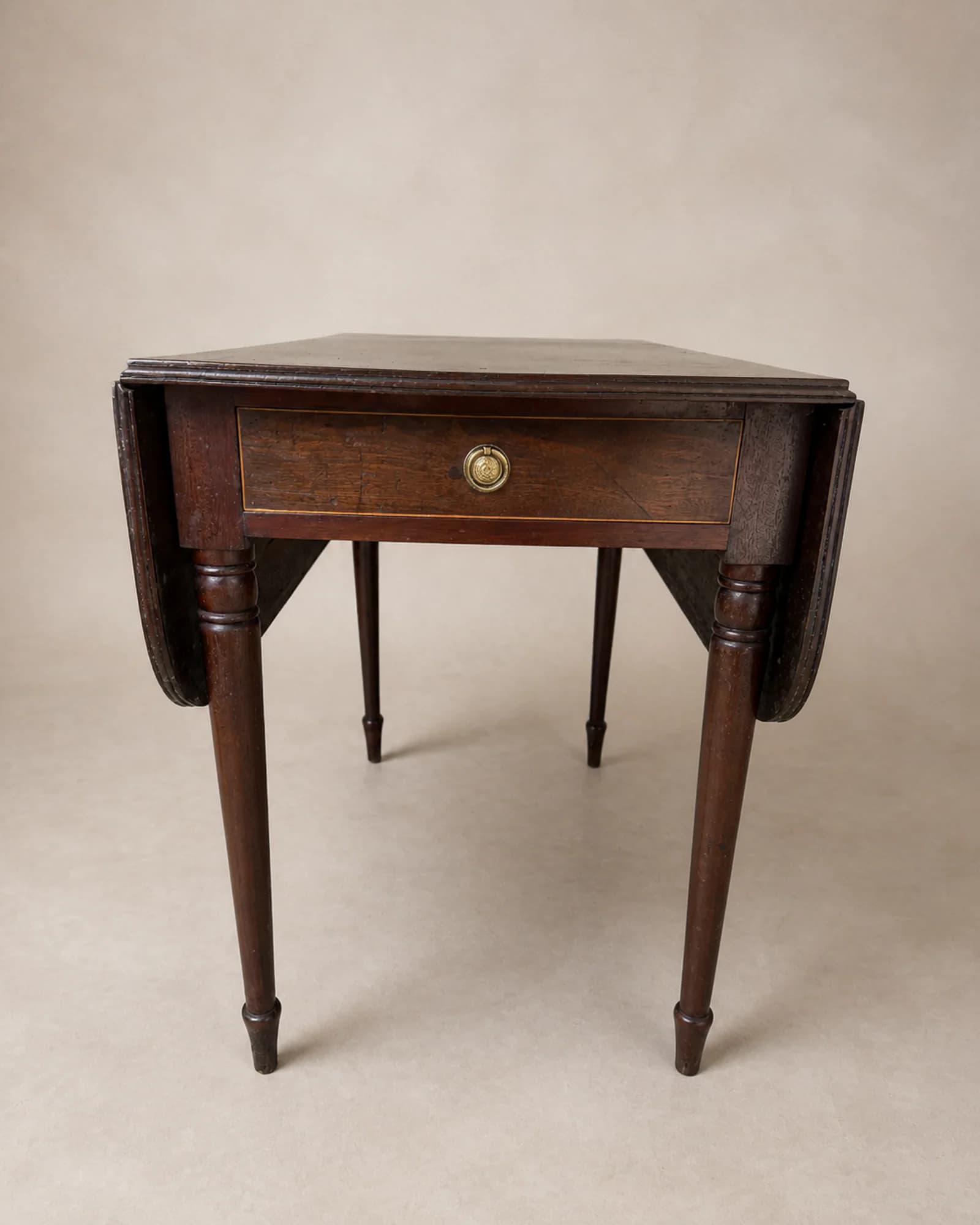 Mahoniehouten pembroketafel met lade, volledig aanzicht