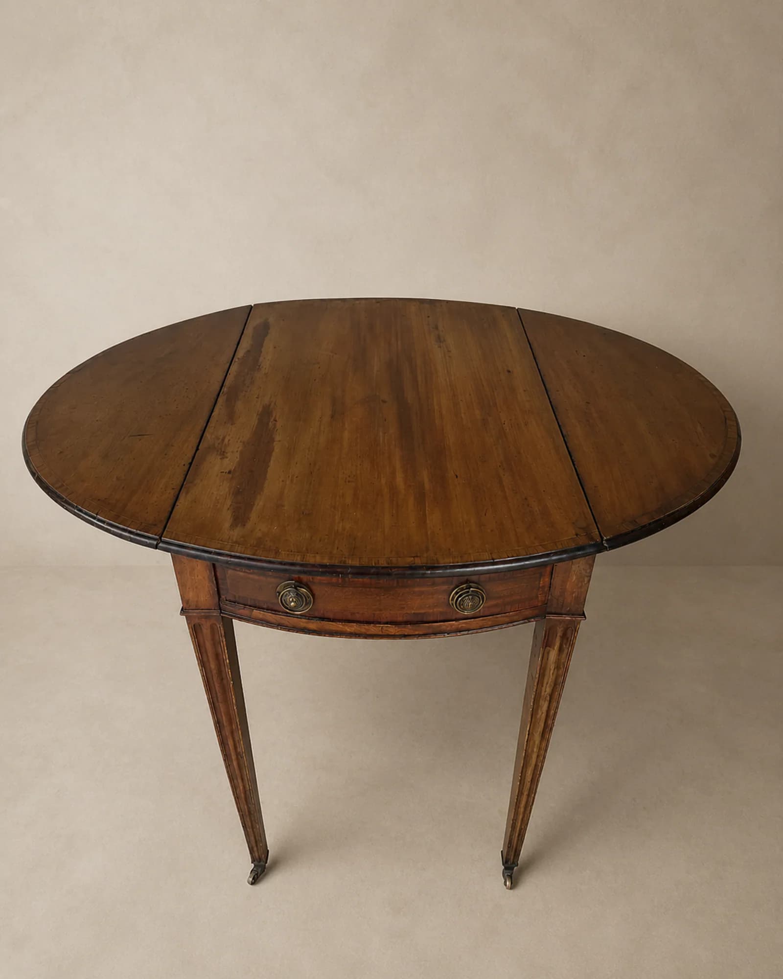 Ovale pembroketafel met gefineerd blad, volledig aanzicht