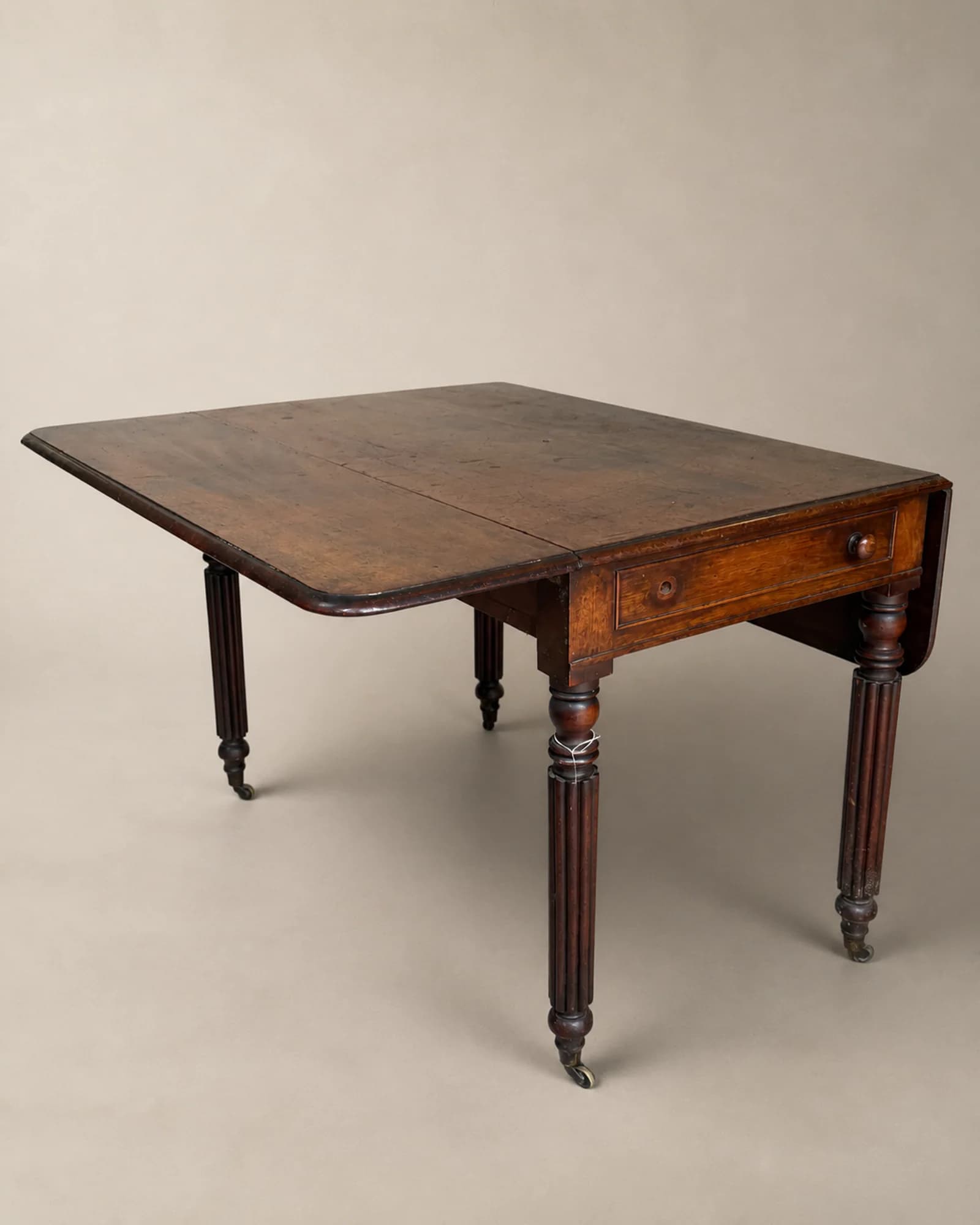 Mahoniehouten pembroketafel met gecanneleerde poten, volledig aanzicht