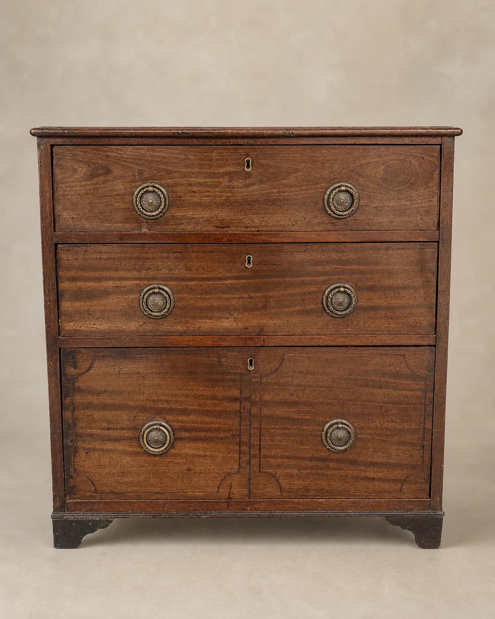 Mahoniehouten commode met drie lange laden, volledig aanzicht
