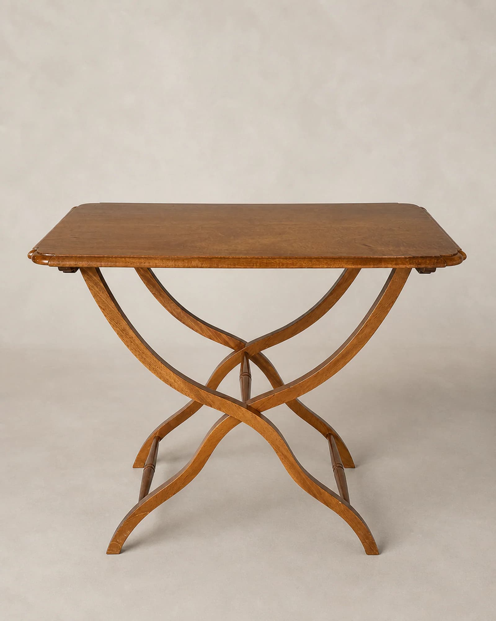 Klaptafel op gebogen kruisframe, volledig aanzicht