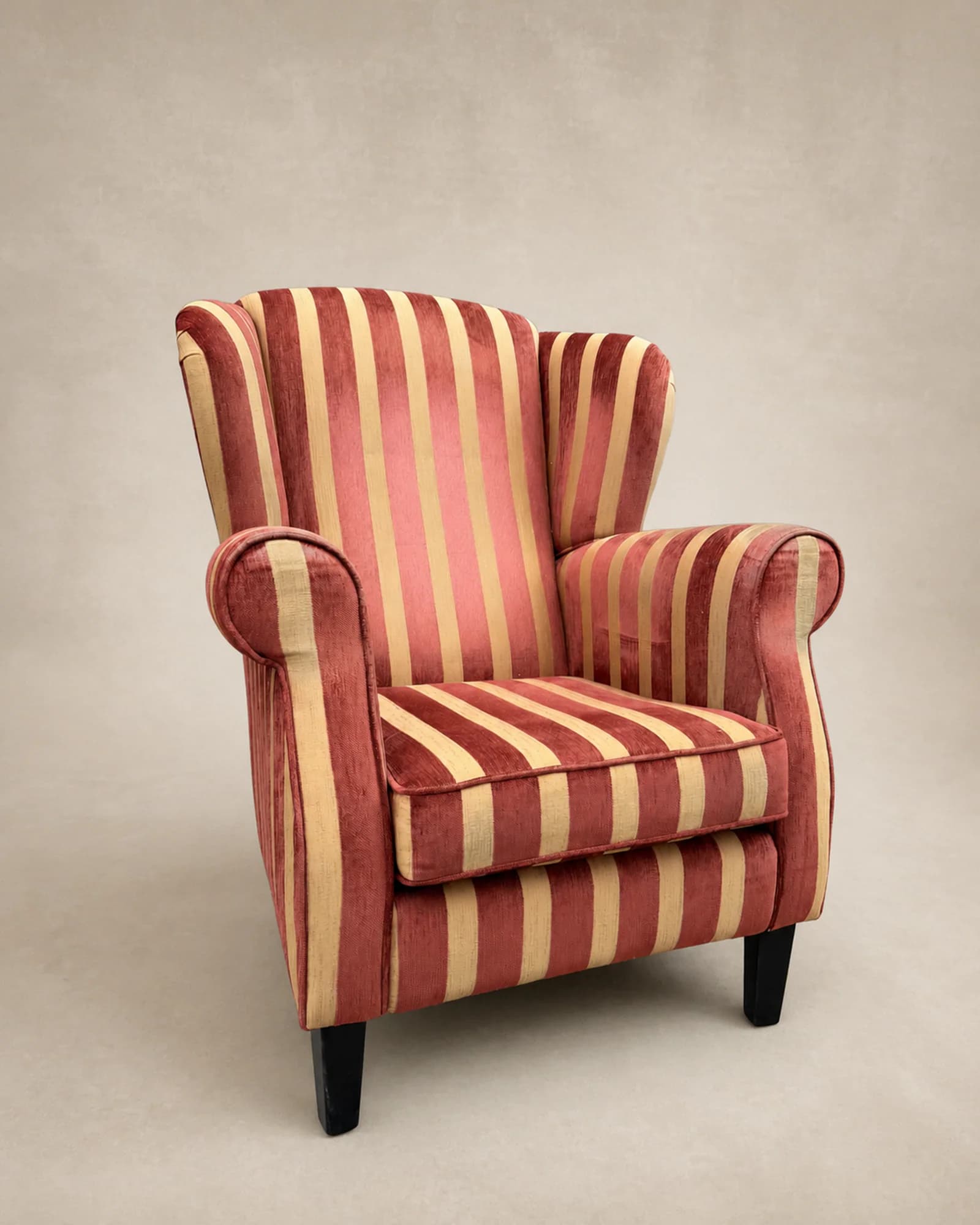 Gestreepte oorfauteuil in rood en goud, volledig aanzicht