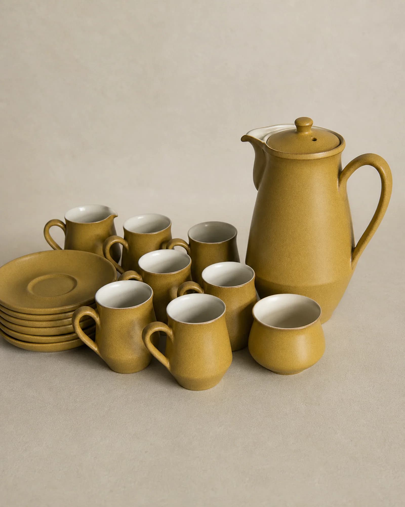 Denby koffieservies in okergeel stoneware, volledig aanzicht