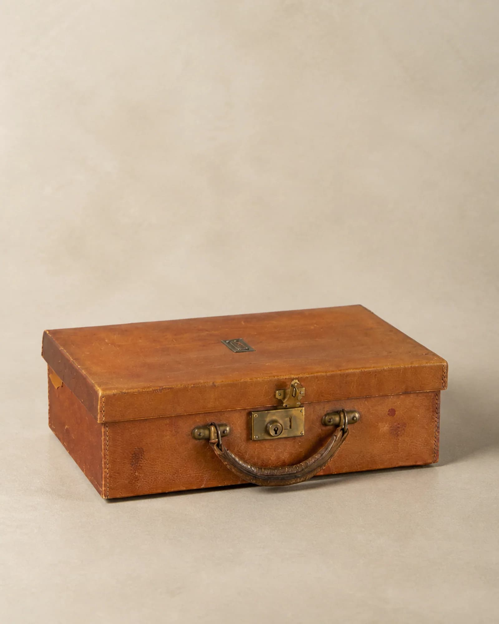 Leren reisnecessaire met inhoud, volledig aanzicht