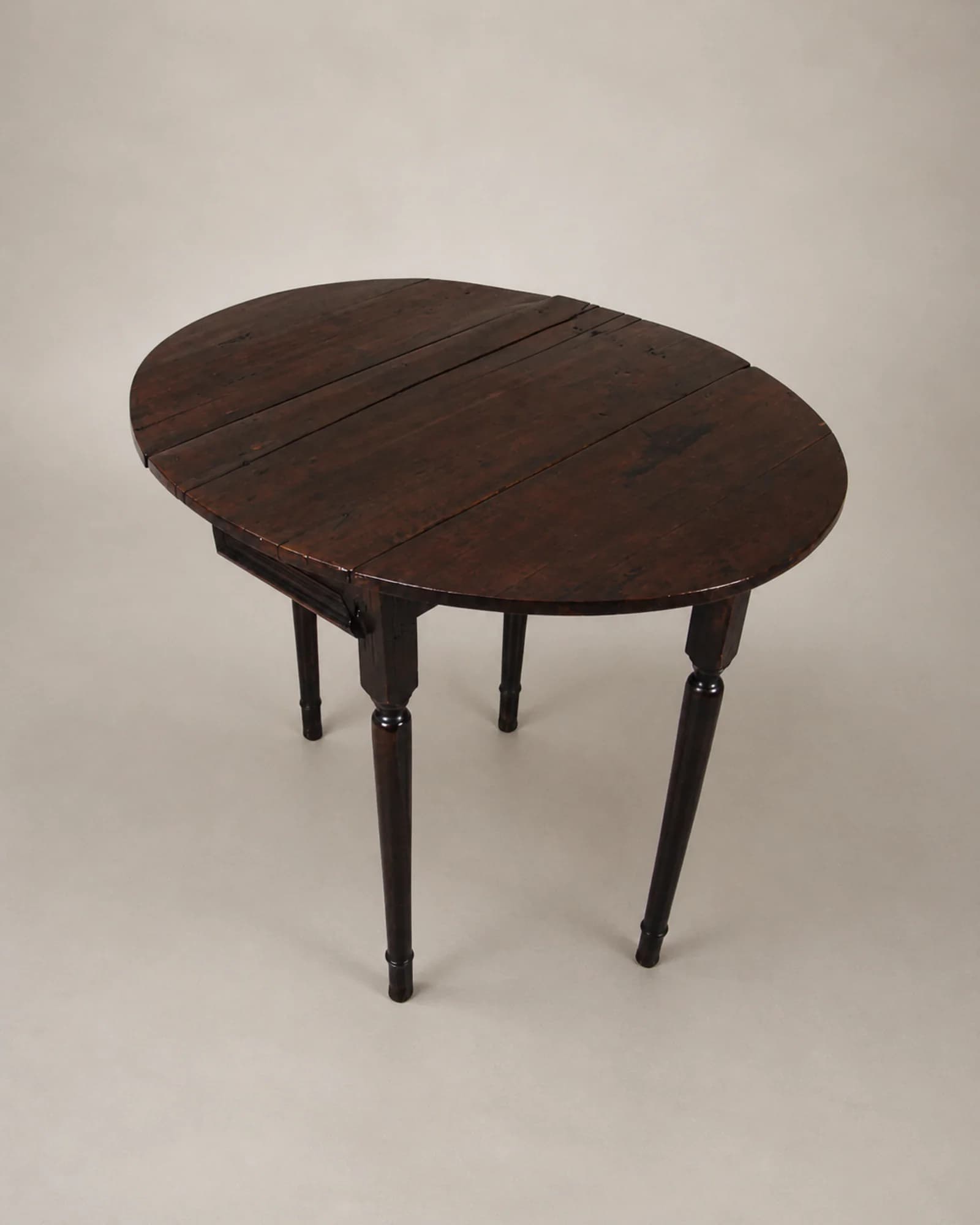 Ovale eikenhouten klaptafel, volledig aanzicht