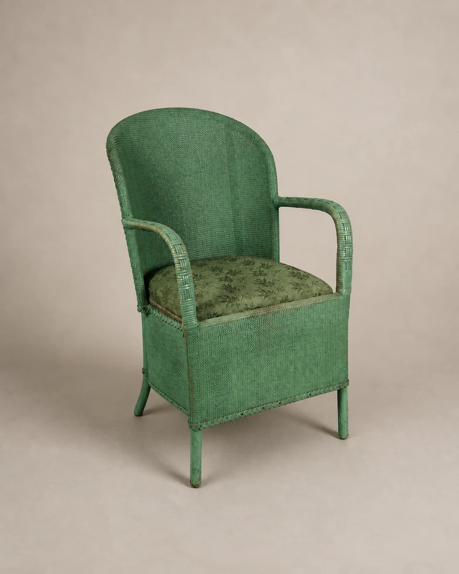 Lloyd Loom kuipfauteuil in groen, volledig aanzicht