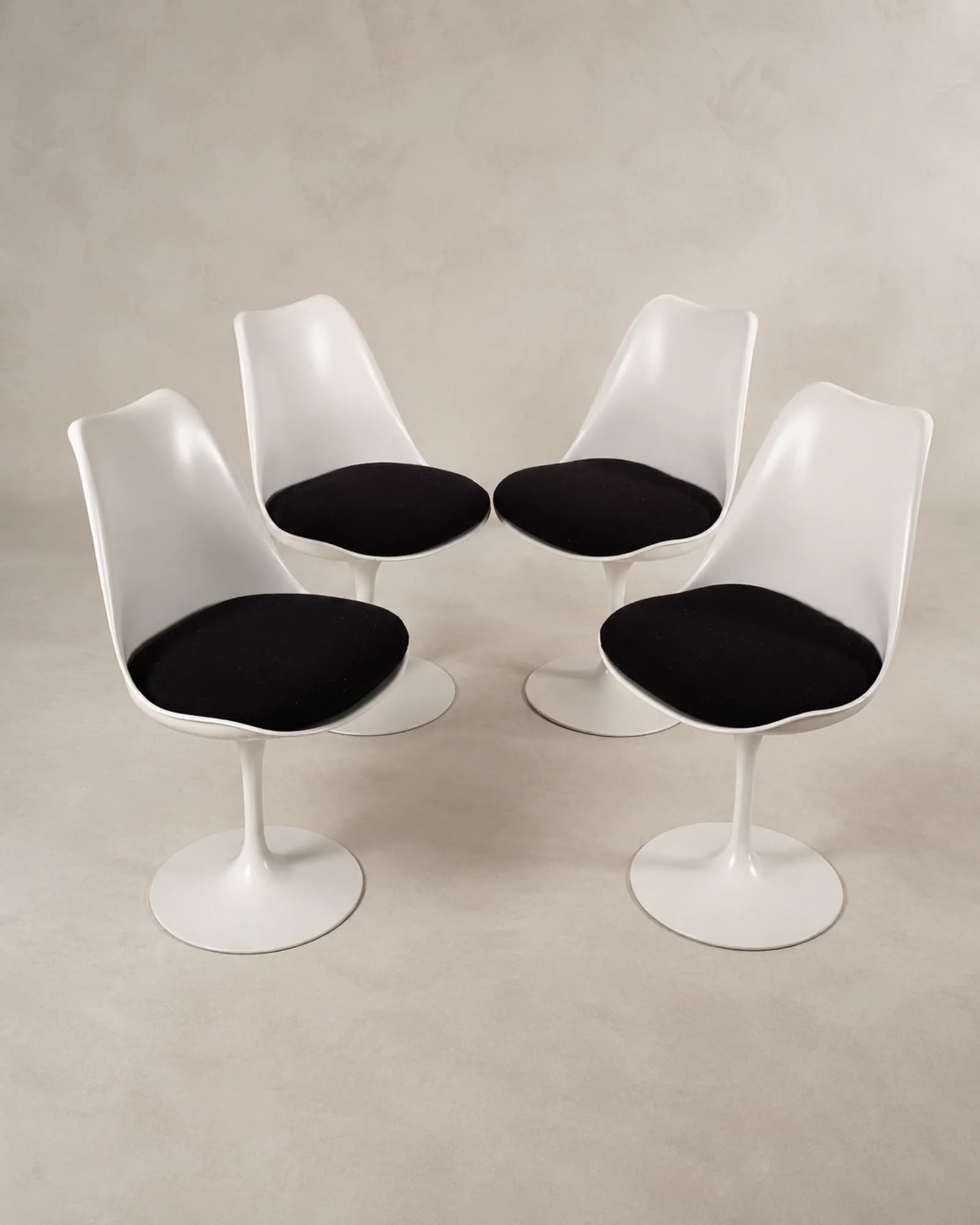 Set van vier witte tulpstoelen, volledig aanzicht