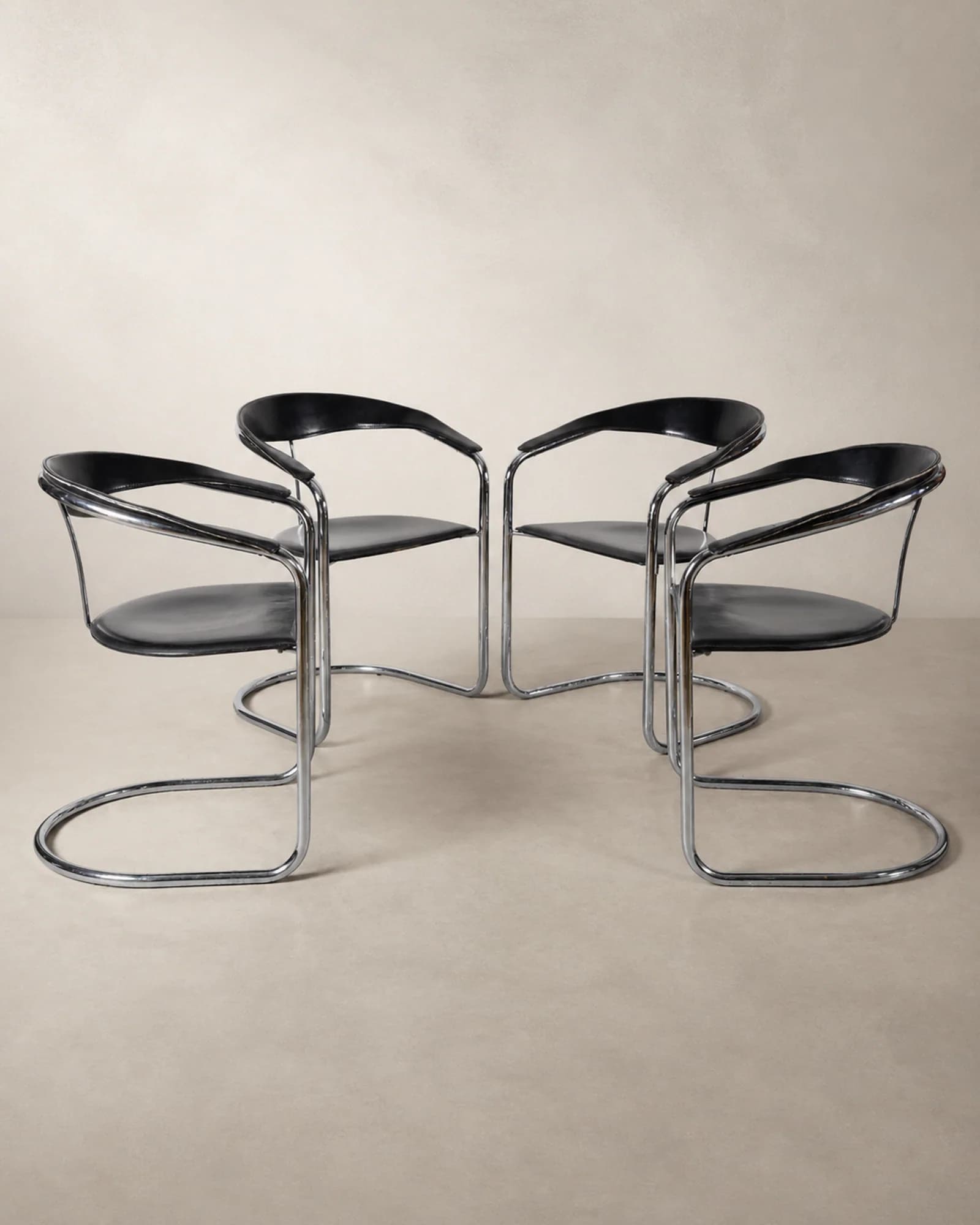 Set van vier chromen cantilever armstoelen, volledig aanzicht