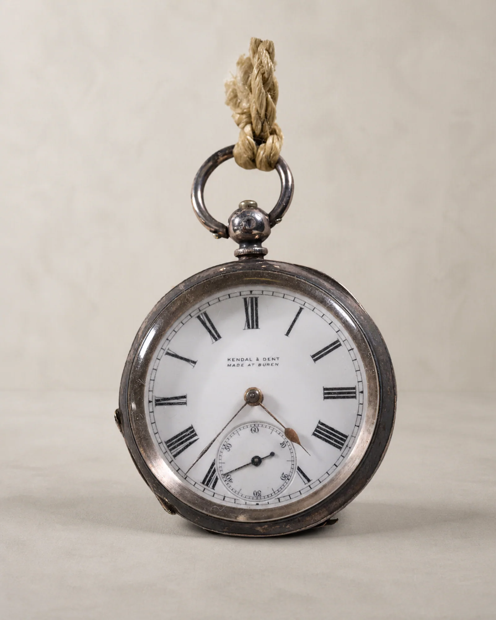 Zilveren zakhorloge van Kendal & Dent, volledig aanzicht