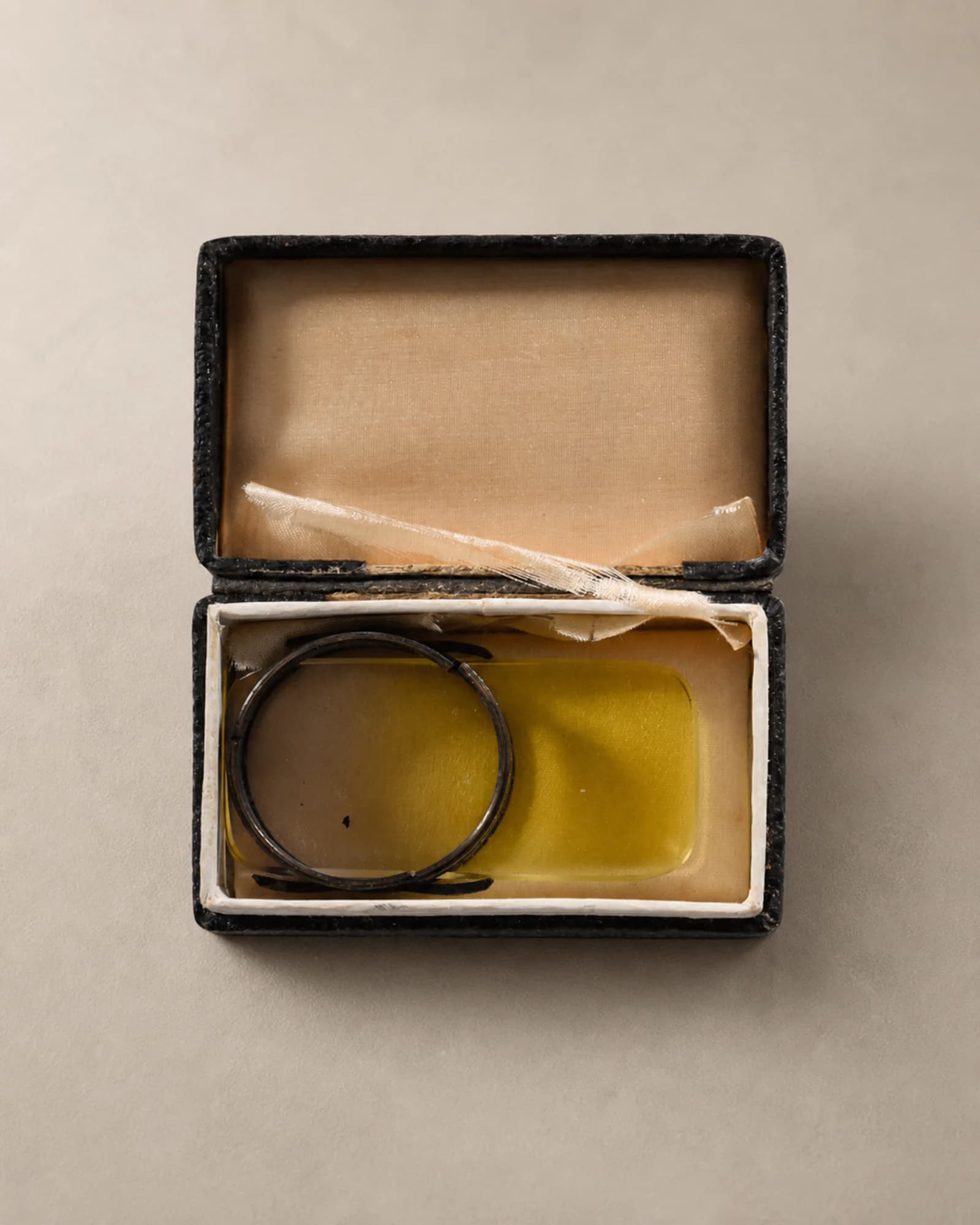 Donkere armband in leren doosje, volledig aanzicht