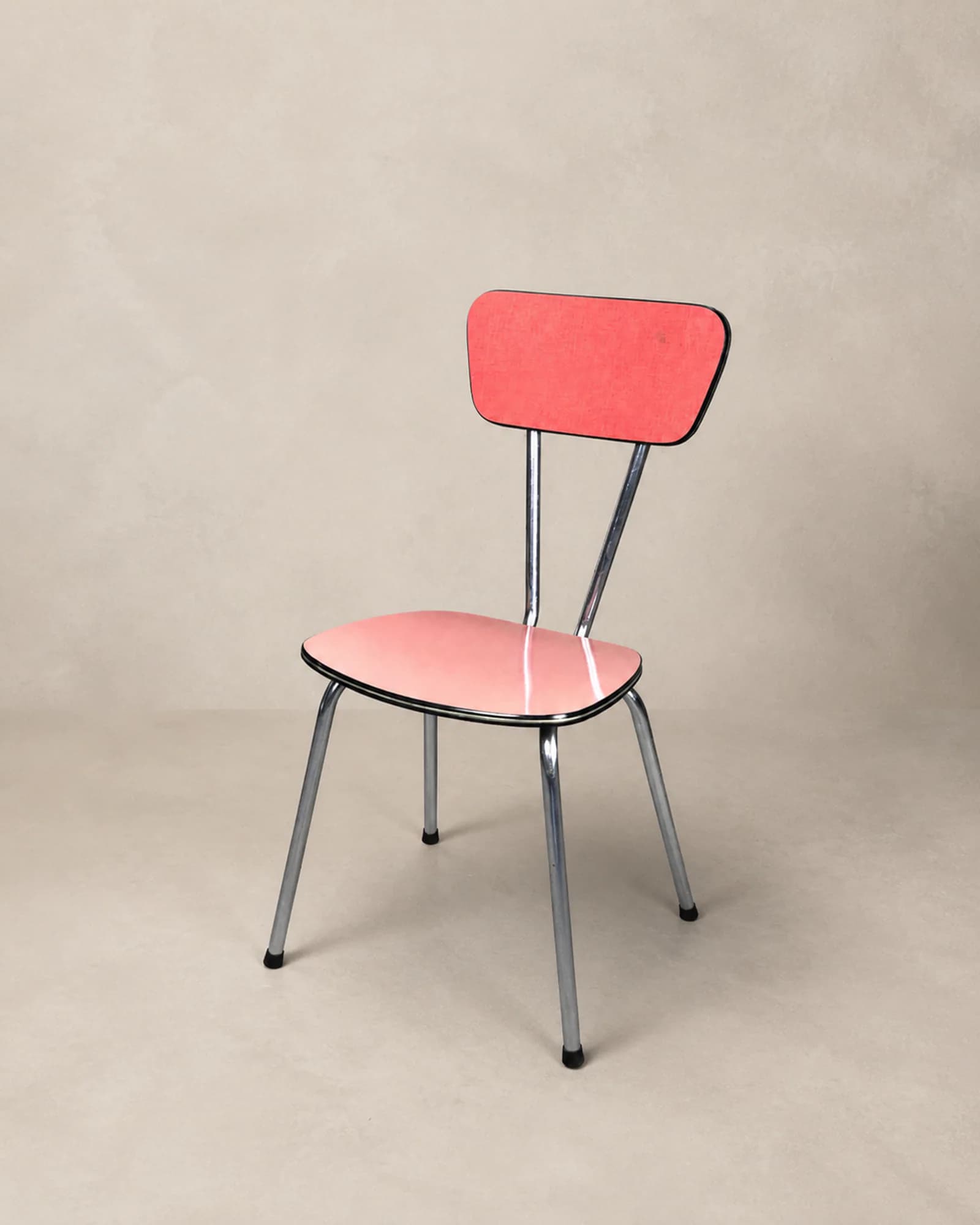 Roze formica keukenstoel, volledig aanzicht
