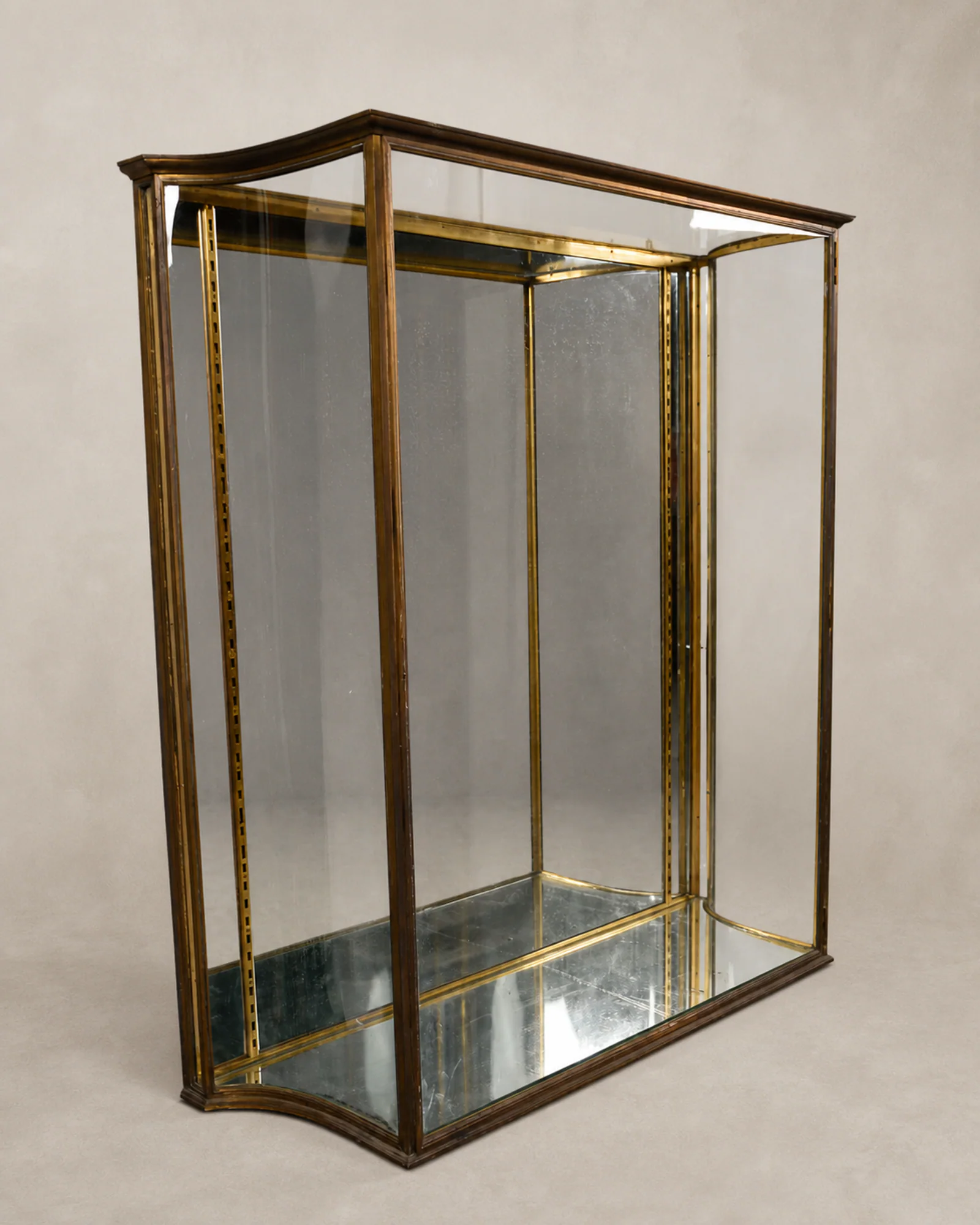 Wandvitrine van messing en glas, volledig aanzicht