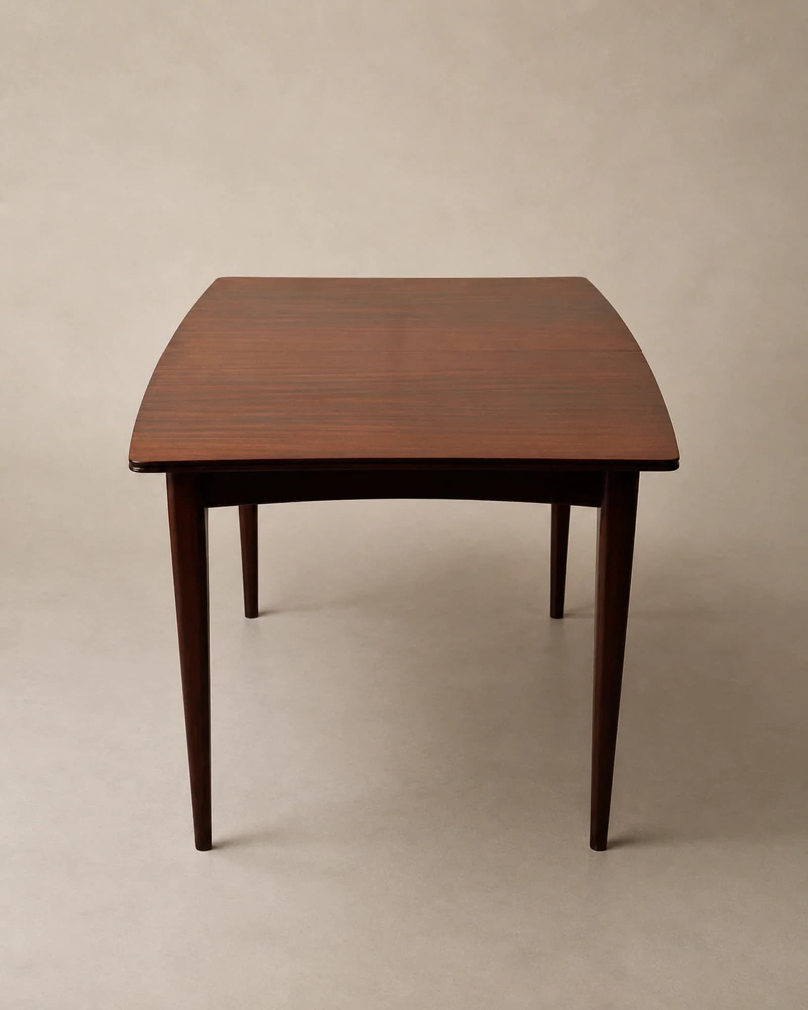 Uittrekbare tafel met gebogen zijden en vier stoelen, volledig aanzicht