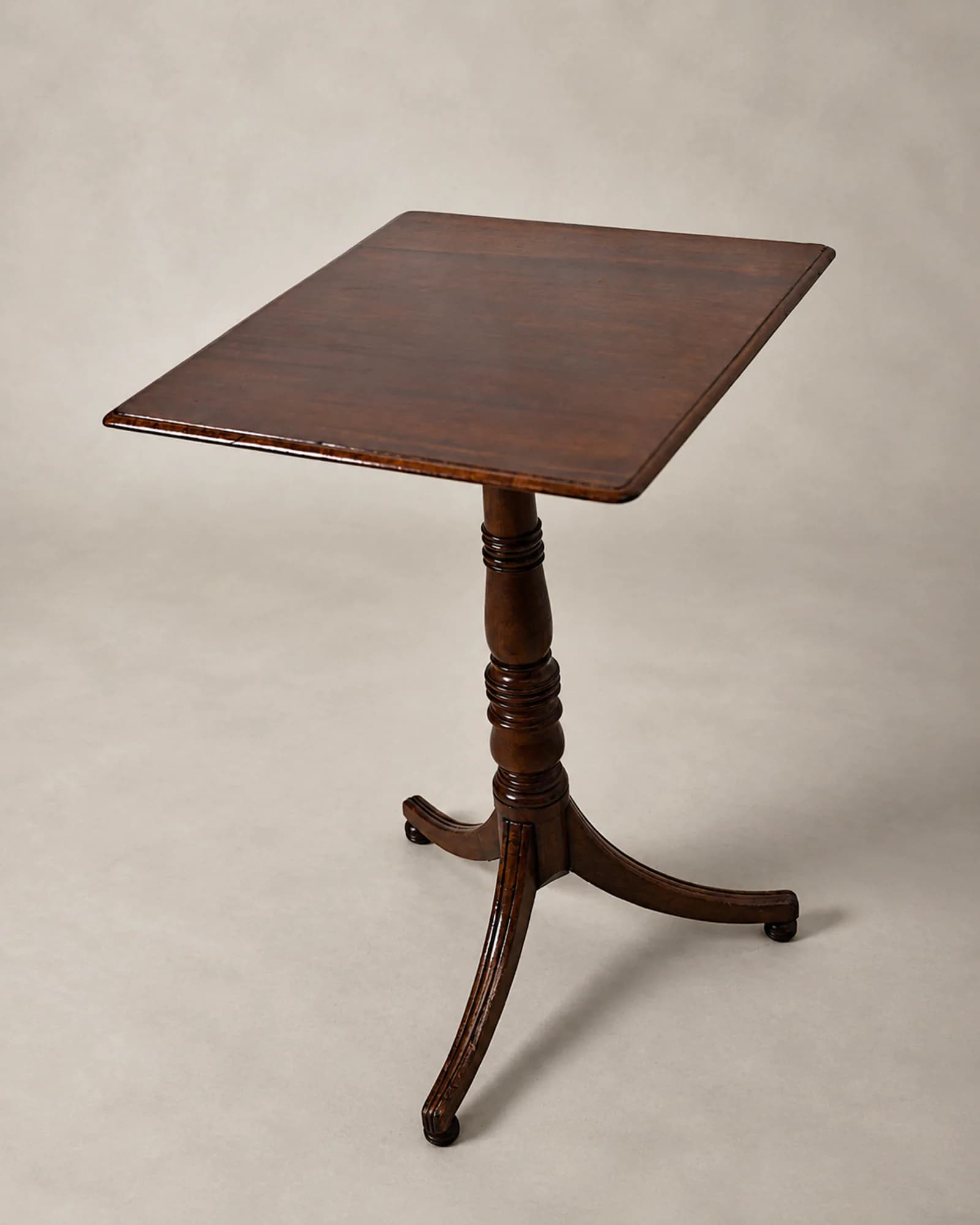 Mahoniehouten driepoottafel met vierkant blad, volledig aanzicht