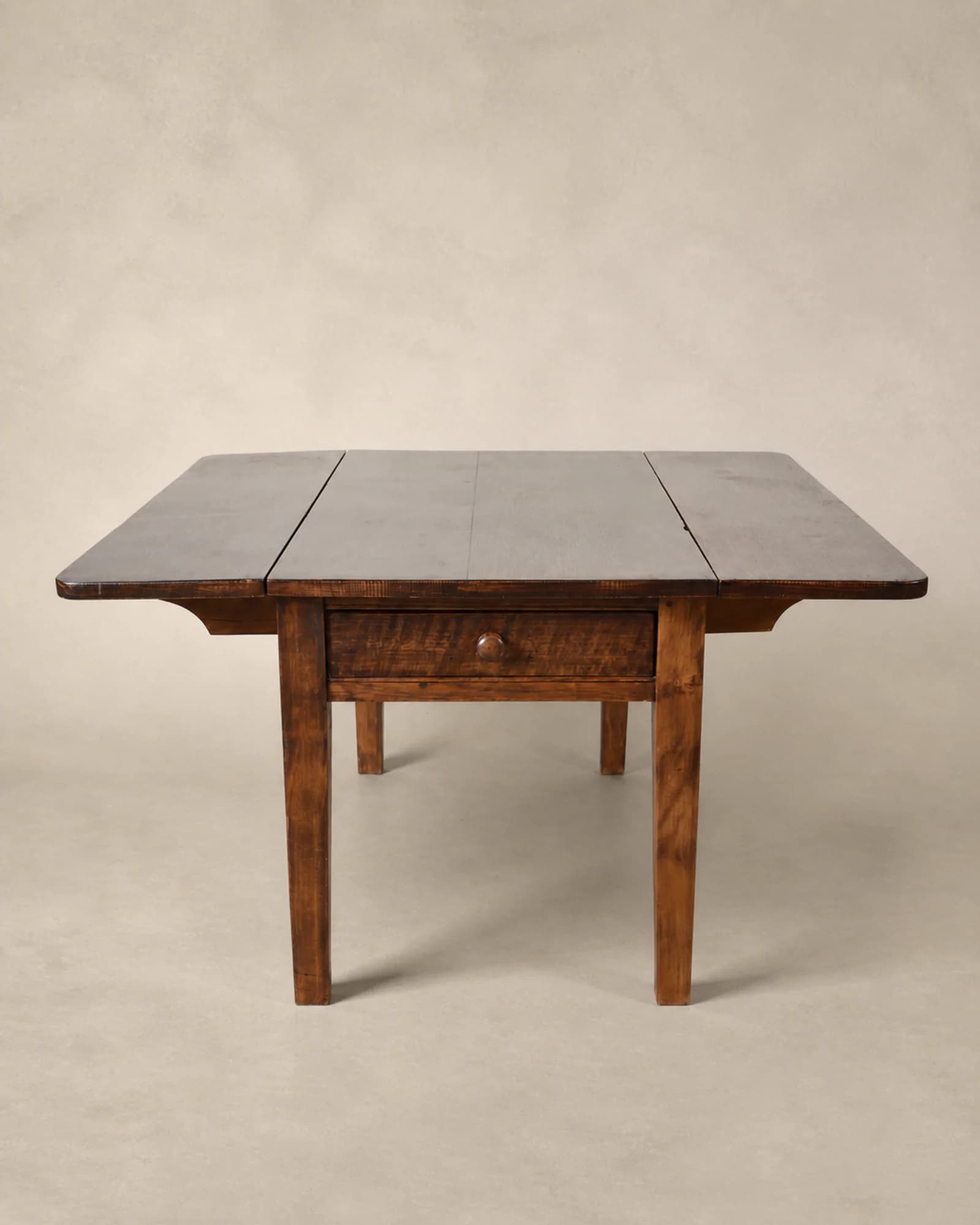 Landelijke klaptafel met lade, volledig aanzicht