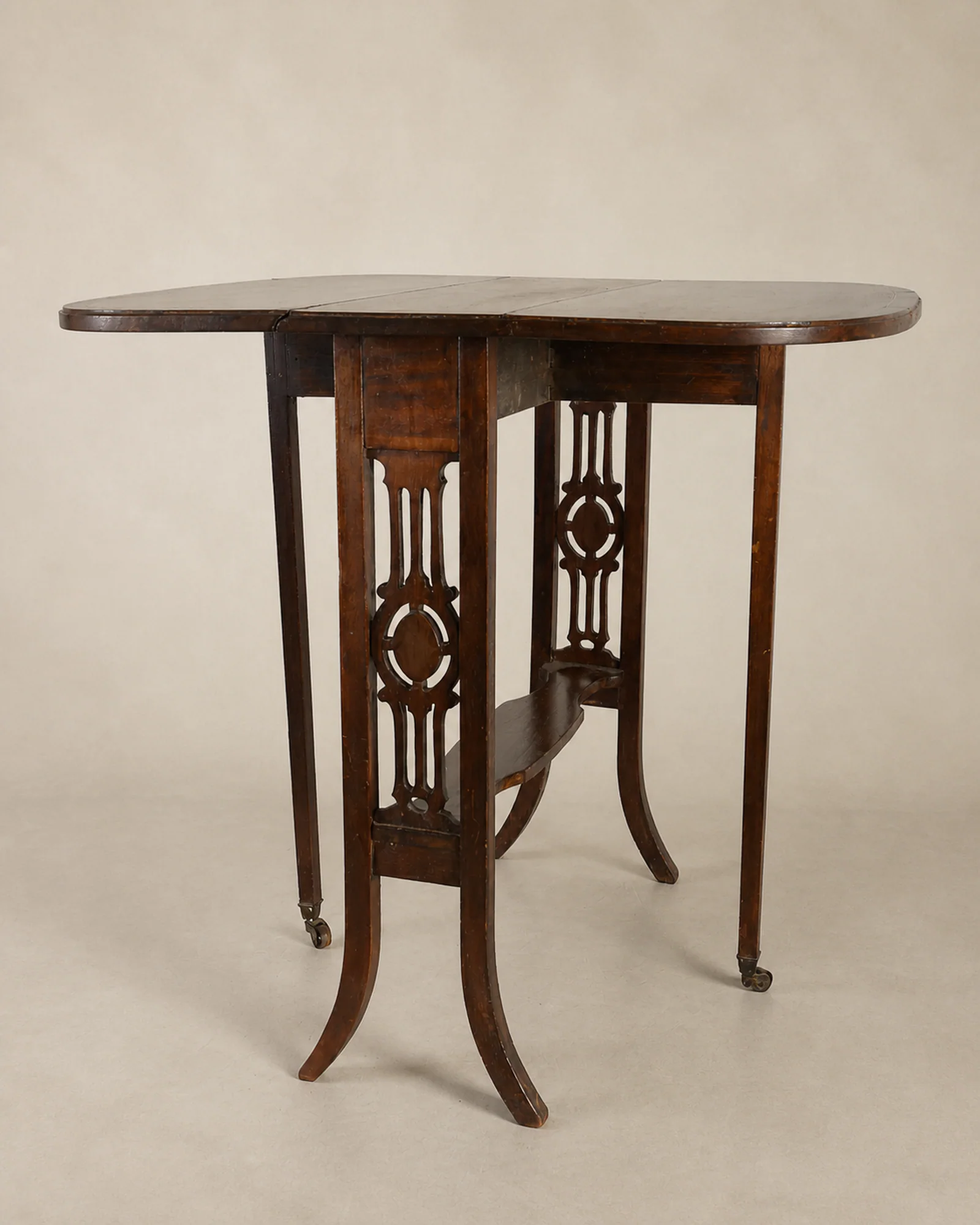 Ingelegde Sutherland-tafel met opengewerkte zijstukken, volledig aanzicht